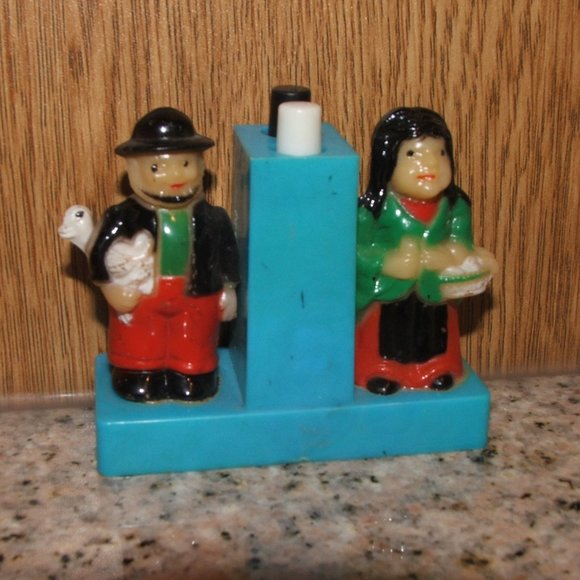 Vintage Amish Salt & Pepper Hard Plastic One Piece (408) - Picture 1 of 4